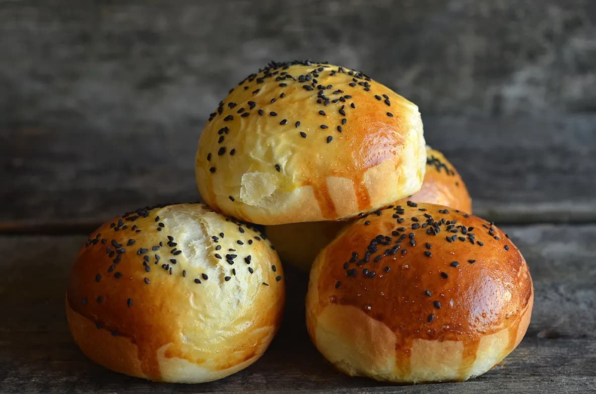 Jak podgrzać gotowe bułki do hamburgerów, by uniknąć twardnienia