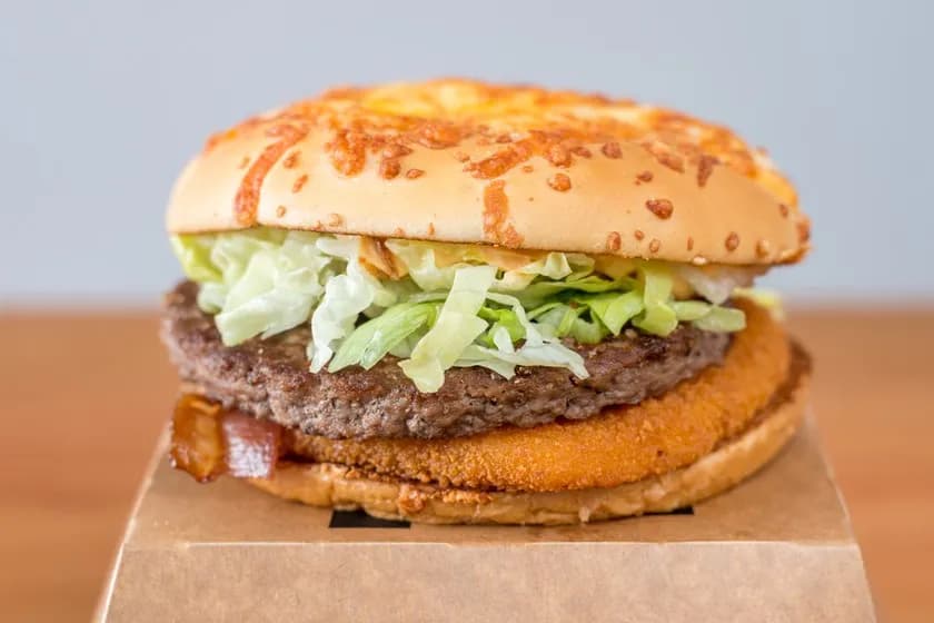 Ile kalorii ma burger drwala? Zaskakujące wartości odżywcze!
