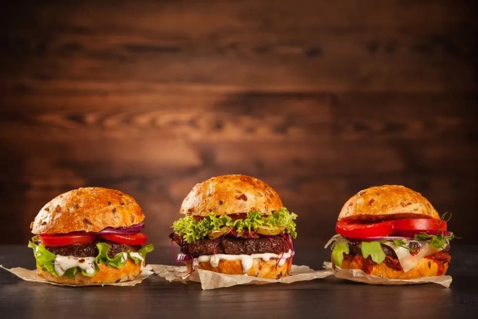 Ile kalorii ma burger wołowy? Zaskakujące różnice w kaloryczności