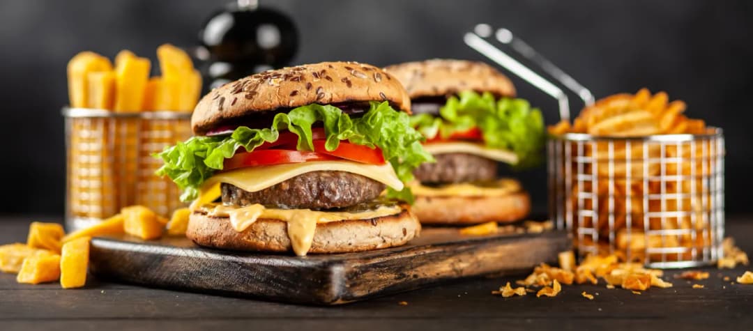 Ile kalorii ma burger wołowy z frytkami? Zaskakujące wartości!