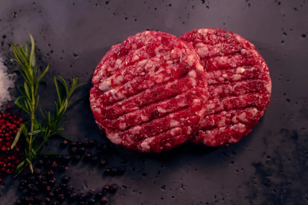 Ile mięsa na burgery? Sprawdź idealne proporcje dla smaku