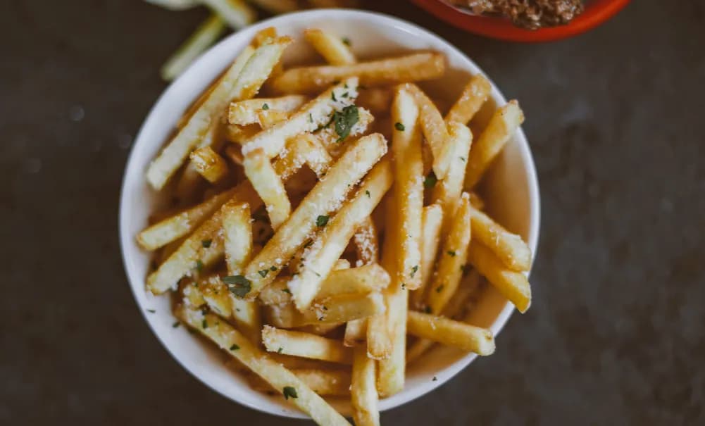 Frytki belgijskie czym się różnią od tradycyjnych? Odkryj sekrety smaku