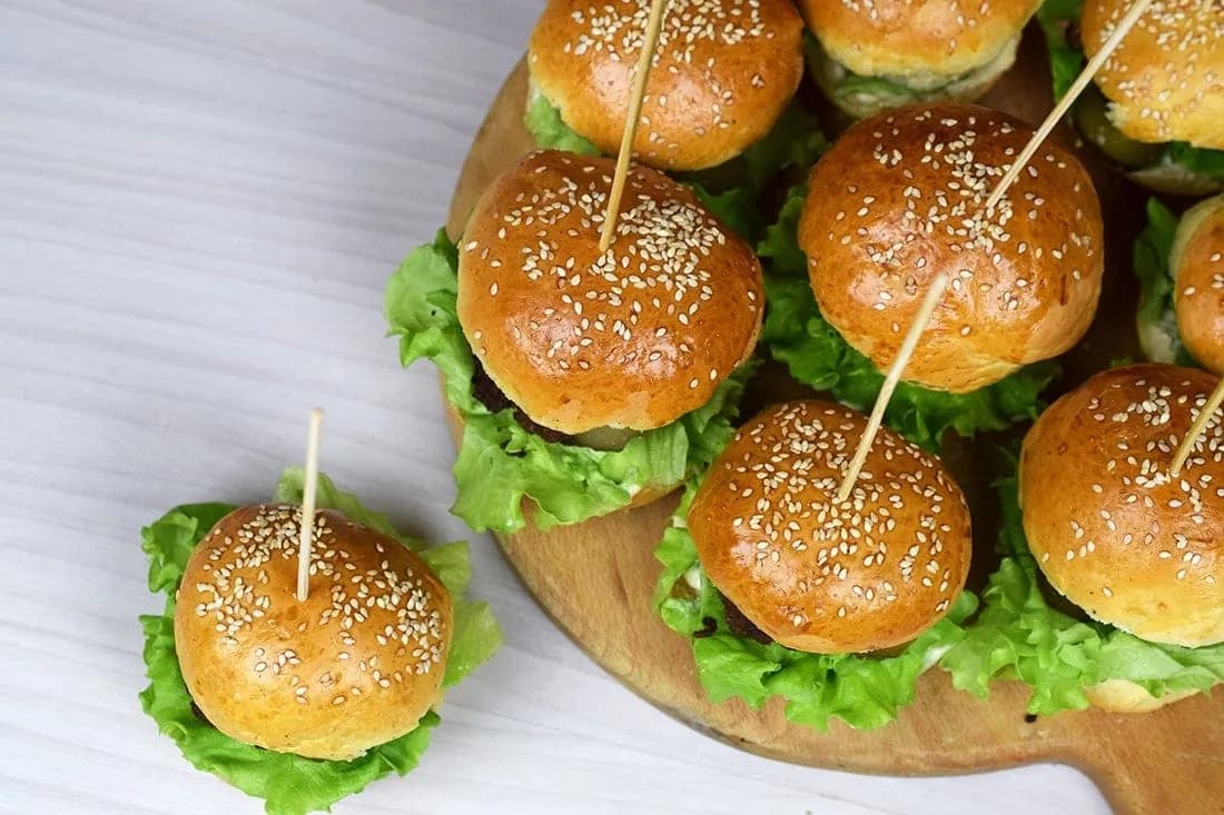 Gdzie kupić mini hamburgery i bułki - najlepsze miejsca i oferty