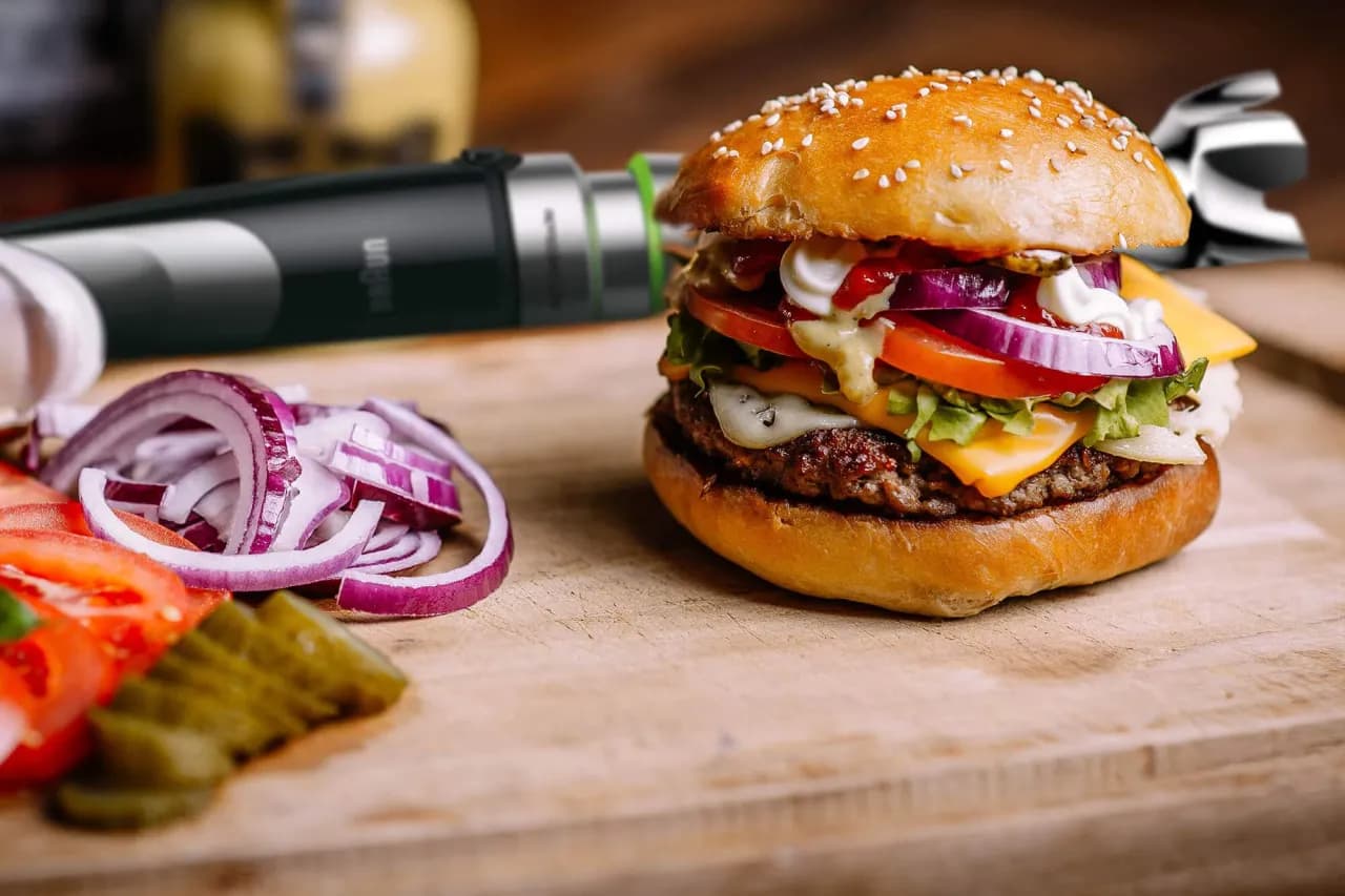 Burger z czym? Odkryj najlepsze dodatki, które zaskoczą Twoje kubki smakowe