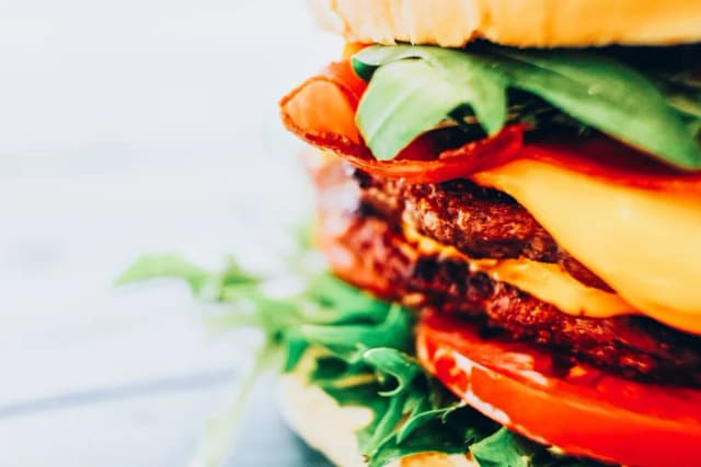 Jakie warzywa do burgera? Odkryj najlepsze dodatki dla smaku