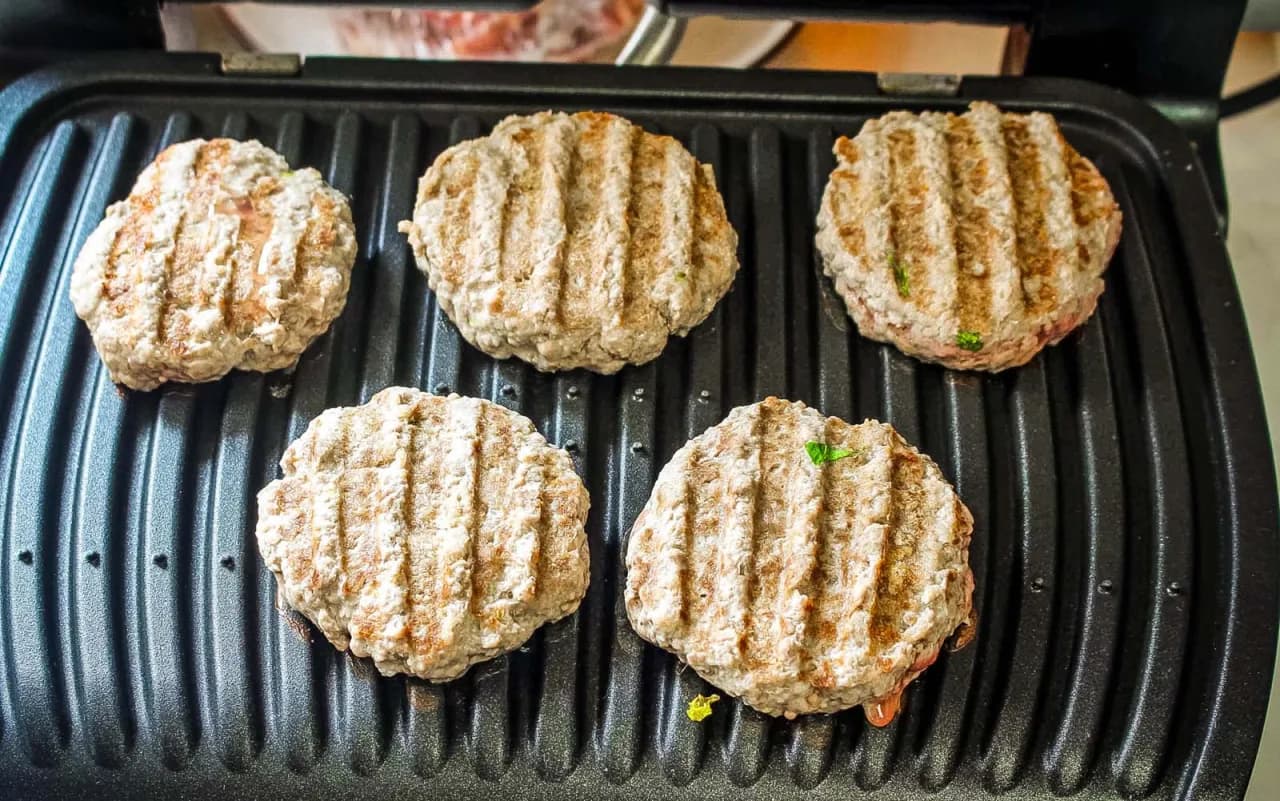 Jak usmażyć burgera na patelni, aby był soczysty i idealny?
