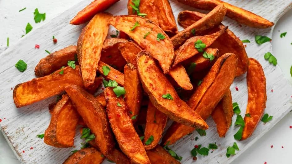 Jak przyprawić frytki z batatów, by były wyjątkowo smaczne i chrupiące
