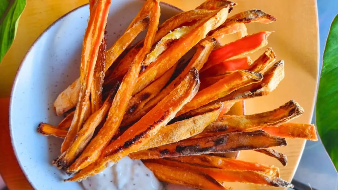 Jak długo piec frytki z batata, aby były idealnie chrupiące?