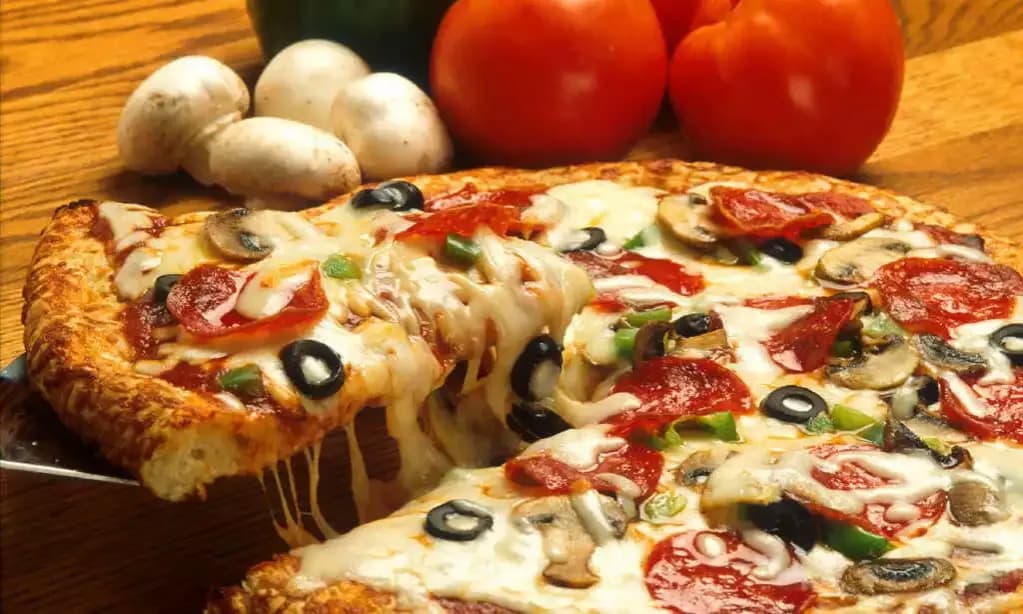 Pizza jak z Pizza Hut: Przepis na idealne ciasto i sos, który zachwyca