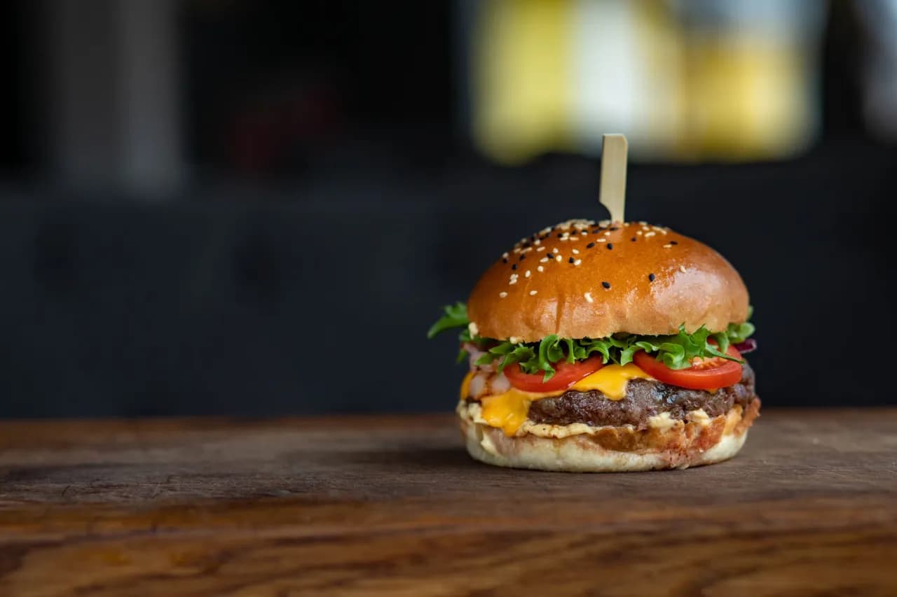 Ile waży burger wołowy? Zaskakujące różnice w wagach produktów