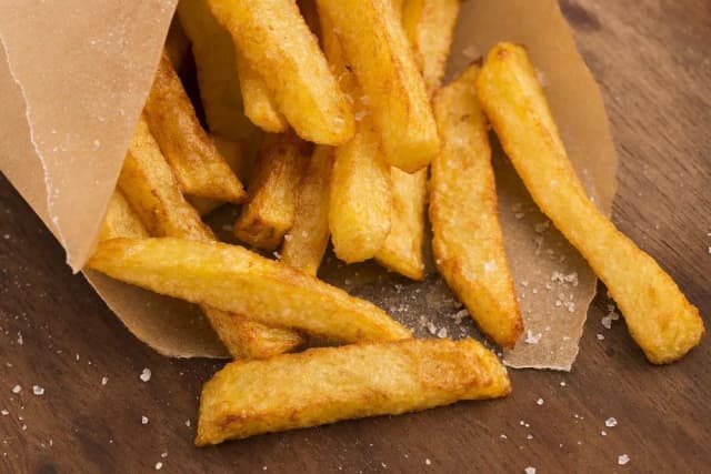 Ile smażyć frytki na głębokim oleju, aby były idealnie chrupiące?