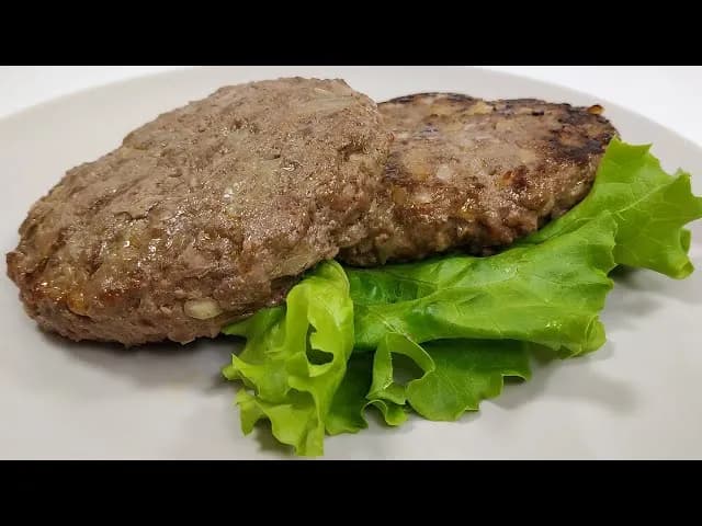 Jak zrobić mięso do burgerów, by uniknąć suchych kotletów