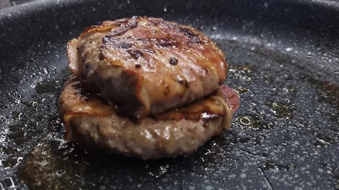 Jak smażyć burgery wołowe, aby były soczyste i idealnie wysmażone