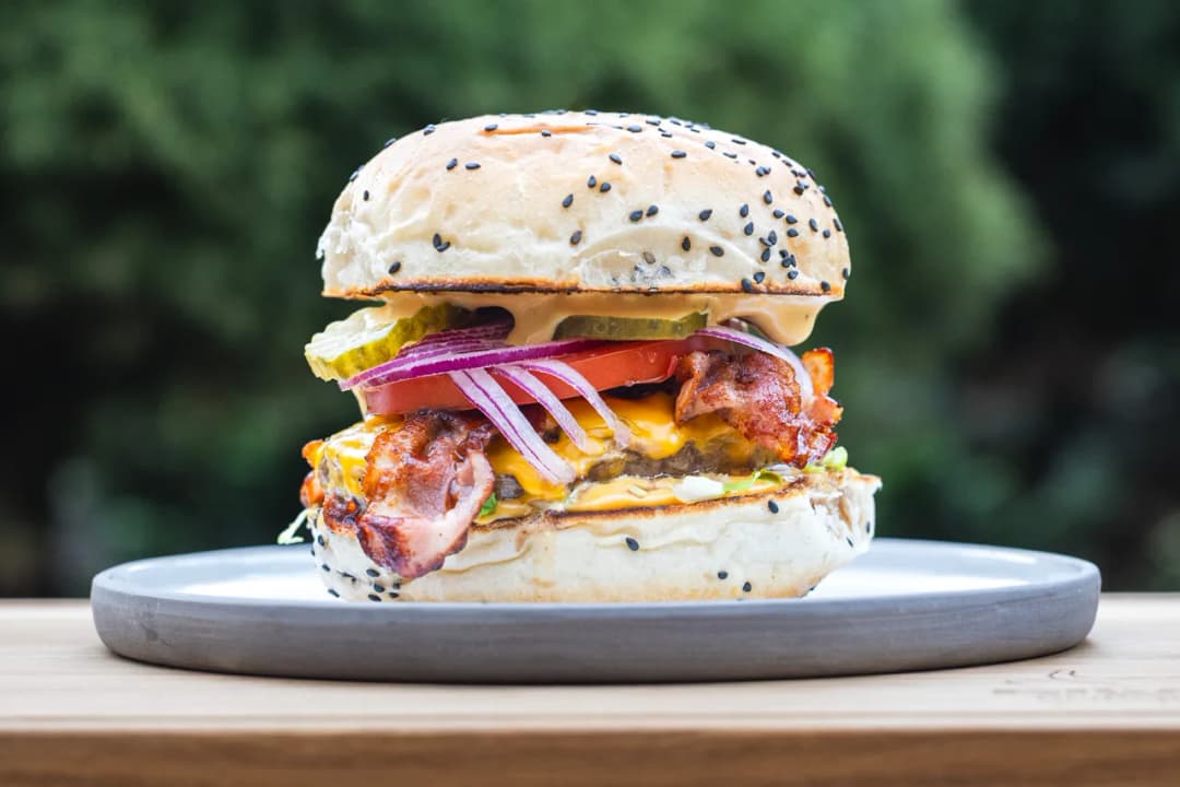 Jak jeść burgera bez bałaganu - proste triki i techniki